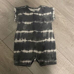 Gap Toddler Tie-Dye  Gray and White Romper shorts (unisex) Size 12-18 months